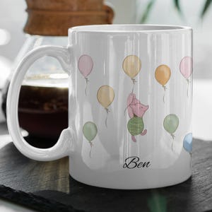 Taza clásica personalizada de feliz cumpleaños de Winnie the Pooh, vintage de 1926 - Diseño de literatura infantil atemporal - Regalo de cumpleaños ideal