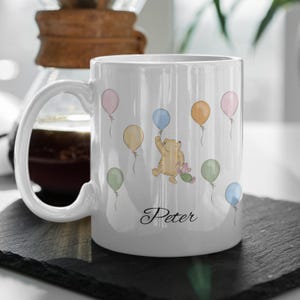 Taza clásica personalizada de feliz cumpleaños de Winnie the Pooh, vintage de 1926 - Diseño de literatura infantil atemporal - Regalo de cumpleaños ideal