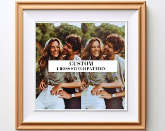 Pode incluir: Um padrão de ponto cruz emoldurado de um casal sorrindo e se abraçando em um parque. O texto "CUSTOM CROSS STITCH PATTERN" está impresso na imagem.