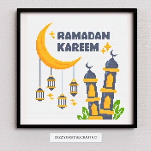 Op de afbeelding: Een kruissteekpatroon met een gele halve maan met sterren, de tekst "Ramadan Kareem" en een moskee met minaretten en lantaarns.