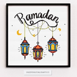 Puede incluir: Un patrón de punto de cruz con la palabra "Ramadan" en una fuente cursiva negra con tres linternas colgantes. Las linternas son rojas, naranjas, amarillas y azules sobre un fondo blanco.