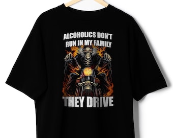Camiseta "Los alcohólicos no corren en mi familia, conducen" - Camisetas divertidas, regalos de broma, camisetas con memes, regalos de parodia, camisetas irónicas, humor negro y más.