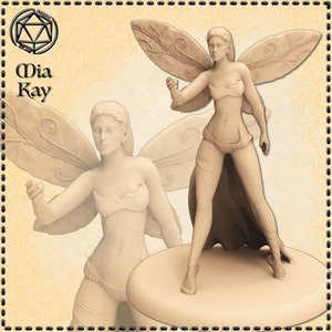 Könnte beinhalten: Eine Miniaturfigur einer Fee mit Flügeln, die ein Bikini-Oberteil und einen Rock trägt. Die Fee steht auf einem runden Sockel.