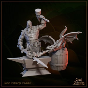 Puede incluir: Una miniatura de un herrero enano impresa en 3D en gris, sosteniendo un martillo y una espada. El enano está de pie sobre un yunque con un pequeño dragón en un barril a su lado. La miniatura mide 35 mm de alto. El texto "Roran Ironforge (35mm)" está en la parte inferior de la imagen. El texto "Great Grimoire" está en la parte inferior derecha de la imagen.