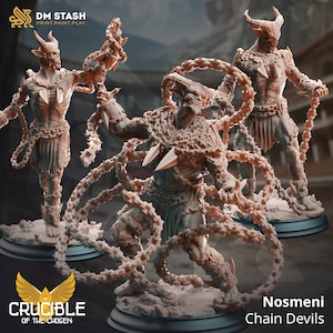 Puede incluir: Tres figuras en miniatura detalladas de diablos encadenados, cada una con cuernos, una construcción muscular y cadenas envueltas alrededor de sus cuerpos. Las figuras están pintadas en un color marrón claro y se colocan sobre bases circulares.