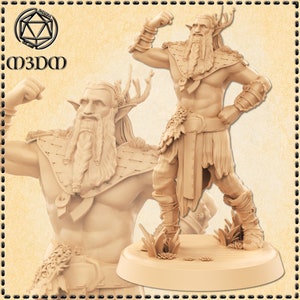 Peut inclure: Une figurine miniature détaillée d'une figure humanoïde musclée, barbu, avec des bois et un pagne. La figure est posée avec un bras levé et l'autre sur la hanche. La figurine est faite d'un matériau brun clair et est posée sur une base circulaire avec un motif feuillu.