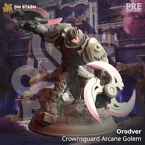 Könnte beinhalten: Eine graue, 3D-gedruckte Miniatur eines humanoiden Golems mit einer großen, gebogenen Klinge. Der Golem trägt eine Rüstung und hat ein leuchtend rotes Auge. Die Miniatur steht auf einem felsigen Sockel und ist mit "Orodver Crownsguard Arcane Golem" beschriftet.