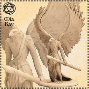 Può includere: Una statuetta in miniatura beige di una creatura con testa di uccello e corpo umano, che tiene una lancia. La creatura ha le ali e sta in piedi su una base rotonda.