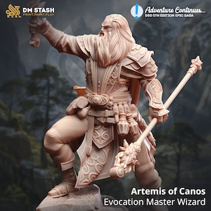 Può includere: Una statuetta in miniatura dettagliata di un mago, dipinta in un colore marrone chiaro, che tiene uno scettro e un piccolo oggetto nella mano. La statuetta è in piedi su una base rocciosa. Il testo "Artemis of Canos Evocation Master Wizard" è stampato sotto la statuetta.