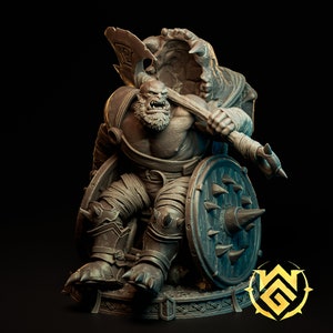 Peut inclure: Une figurine miniature détaillée d'un guerrier orc assis et armé, tenant une grande hache. L'orc a une expression féroce et porte un casque orné d'un crâne. La figurine est peinte dans des tons de brun et de gris, avec un bouclier bleu et gris.