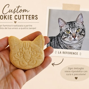 Peut inclure: Un biscuit de couleur claire en forme de tête de chat avec un motif félin en relief. L'image contient le texte Custom COOKIE CUTTERS, une photo d'un chat tigré étiquetée LA REFERENCE et du texte italien décrivant le processus de fabrication.