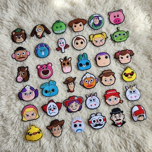 Puede incluir: Una taza de cerámica blanca con un asa negra y el texto "But First, Coffee" en negro, en negrita. La taza está sobre una superficie blanca.