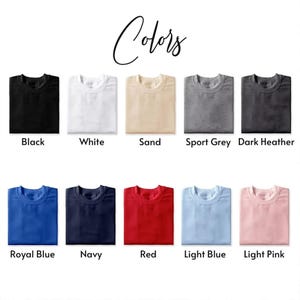 K&ouml;nnte beinhalten: Darstellung von zehn T-Shirts in verschiedenen Farben: Schwarz, Wei&szlig;, Sand, Sportgrau, Dunkelgrau, K&ouml;nigsblau, Marine, Rot, Hellblau und Hellrosa. Das Wort "Colors" steht oben.