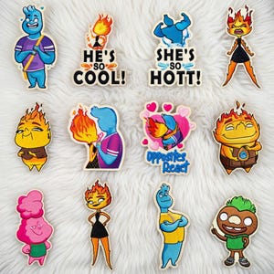 Puede incluir: Una colección de parches bordados coloridos con personajes de dibujos animados con temas de fuego y agua. Algunos parches tienen texto que dice "He's so cool!", "She's so hott!" y "Opposites React".
