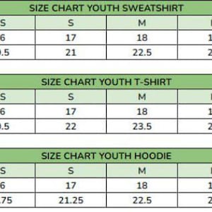 K&ouml;nnte beinhalten: Eine Gr&ouml;&szlig;entabelle f&uuml;r Sweatshirts, T-Shirts und Hoodies f&uuml;r Jugendliche. Die Tabelle zeigt die Ma&szlig;e in Zoll f&uuml;r Breite und L&auml;nge in den Gr&ouml;&szlig;en XS bis XL. Die Tabelle hat einen gr&uuml;nen Hintergrund.