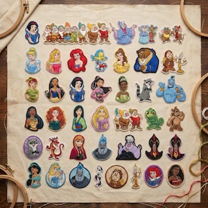 Może przedstawiać: Kolekcja haftowanych naszywek przedstawiających różne postacie Disneya, w tym księżniczki i złoczyńców. Naszywki są kolorowe i szczegółowe, prezentujące kultowe postacie z klasycznych filmów animowanych. Naszywki są ułożone na tkaninie o neutralnym odcieniu.