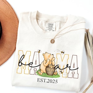 Spersonalizowana koszulka z Kubusiem Puchatkiem Mommy to Bee Comfort Color, prezent dla mamy i pszczoły, koszulka z misiem Puchatkiem Daddy to Bee, bluza ciążowa Disney PSD022.C