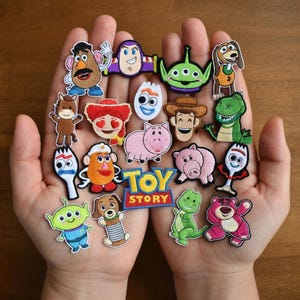 Puede incluir: Un letrero de madera r&uacute;stica con el texto "Welcome to our home" en letras blancas. El letrero presenta un acabado envejecido y un dise&ntilde;o sencillo y acogedor, ideal para la decoraci&oacute;n de la entrada.