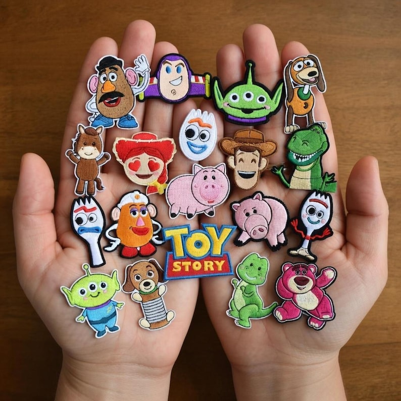 Puede incluir: Un letrero de madera r&uacute;stica con el texto "Welcome to our home" en letras blancas. El letrero presenta un acabado envejecido y un dise&ntilde;o sencillo y acogedor, ideal para la decoraci&oacute;n de la entrada.