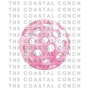 Puede incluir: Un adorno de color rosa, hueco, con forma de esfera, con una superficie texturizada y m&uacute;ltiples aberturas circulares. El adorno est&aacute; rodeado por el texto "THE COASTAL CONCH" repetido varias veces.