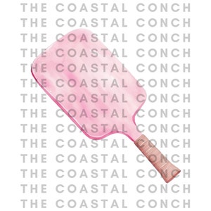 Puede incluir: Raqueta de paddle-ball rosa con mango marr&oacute;n. La pala est&aacute; hecha de madera y tiene una superficie texturizada. El mango est&aacute; envuelto en cuero marr&oacute;n. El paddle-ball es un deporte recreativo popular.