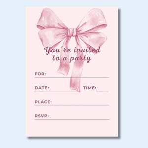 Peut inclure: Une carte d'invitation rose pâle avec une illustration style aquarelle d'un grand nœud rose en haut. Le texte indique : You're invited to a party, suivi de lignes pour For, Date, Time, Place et RSVP en rose foncé pour les détails.