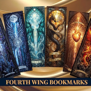 Puede incluir: Conjunto de seis marcapáginas de Fourth Wing con ilustraciones estilo vidriera. Los diseños incluyen una espada, luna, relámpagos, dragón, corazón y fénix. Los marcapáginas son en tonos azules, dorados y rojos, con el texto "Fourth Wing Bookmarks".