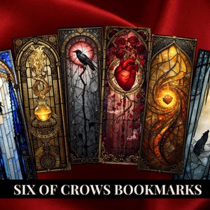 Può includere: Set di sei segnalibri decorativi con disegni a vetrata. Ogni segnalibro presenta un'opera d'arte unica, tra cui un corvo, un cuore e un lupo. Il testo "SIX OF CROWS BOOKMARKS" è in basso.