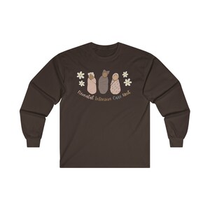 T-shirt a maniche lunghe da infermiera della terapia intensiva neonatale immagine 7