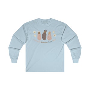 T-shirt a maniche lunghe da infermiera della terapia intensiva neonatale immagine 9