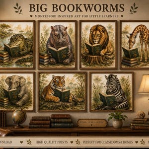 Op de afbeelding: Een galerijwand met zes ingelijste kunstprints van dieren die boeken lezen, waaronder een krokodil, nijlpaard, leeuw, giraf, olifant, tijger en zebra. De tekst BIG BOOKWORMS en MONTESSORI INSPIRED ART FOR LITTLE LEARNERS is zichtbaar.