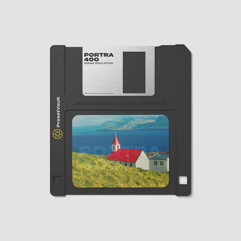 K&ouml;nnte beinhalten: Eine schwarze Diskette mit einem Landschaftsbild und Text. Das Bild zeigt eine Kirche mit rotem Dach und ein wei&szlig;es Geb&auml;ude auf einem gr&uuml;nen H&uuml;gel. Der Text auf der Diskette lautet "PORTRA 400 KODAK EMULATION" und "SHOOT DIGITAL. LOOK LIKE FILM."
