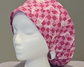Skelethandjes op roze geruite scrubkapjes