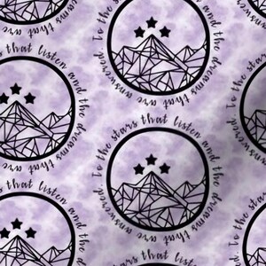 Op de afbeelding: Een paarse en witte aquarel achtergrond met een herhalend patroon van een zwarte cirkel met een bergketen met drie sterren erboven en de tekst "To the stars that listen and the dreams that are answered. To the stars that listen and the dreams that are answered. To the stars that listen and the dreams that are answered."