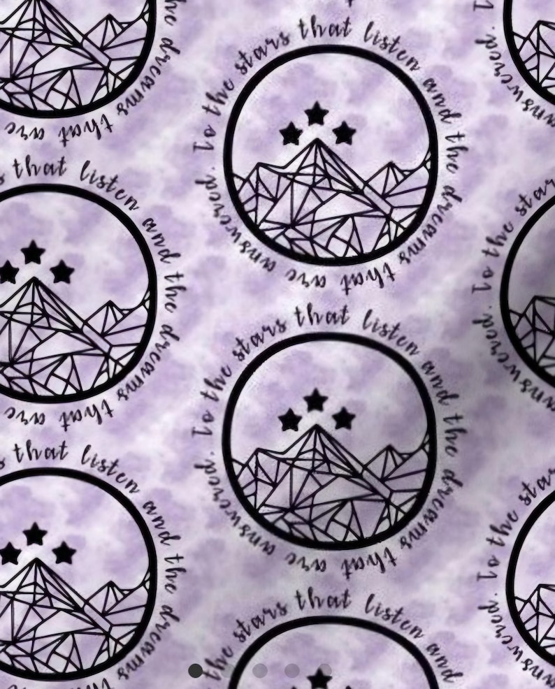 Op de afbeelding: Een paarse en witte aquarel achtergrond met een herhalend patroon van een zwarte cirkel met een bergketen met drie sterren erboven en de tekst "To the stars that listen and the dreams that are answered. To the stars that listen and the dreams that are answered. To the stars that listen and the dreams that are answered."