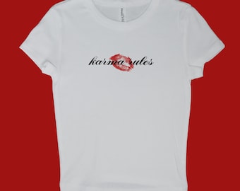 Maglietta per neonati ispirata al marchio del bacio del karma