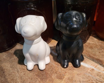 Salero y pimentero de cerámica blanco y negro para cachorros/perros de 2,5"x1,5"