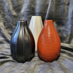 Zestaw 3 wazonów ceramicznych z lat 40. i 50. XX wieku o wysokości 5,5 cala
