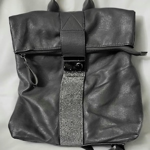 Mochila de piel sintética de gran capacidad en color gris oscuro