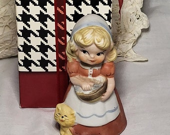 figurine vintage en céramique de cloche de biscuit de douce petite fille et chaton