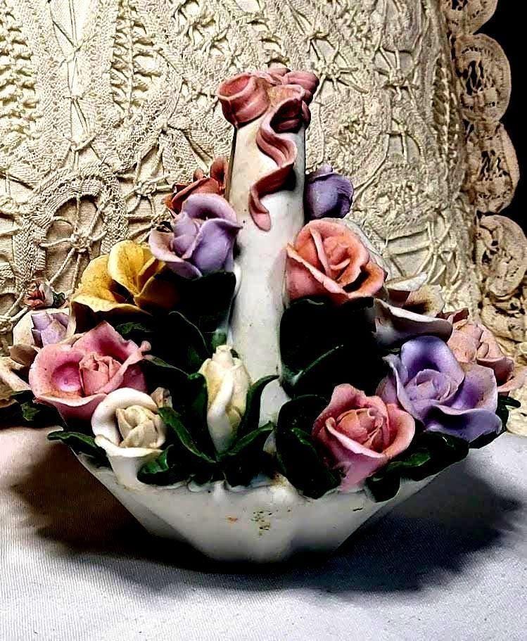 エンジェル　カポディモンテ　陶器　薔薇　アンティークランプ アンティーク／カポディモンテ CAPODIMONTE／薔薇オブジェ 陶器花瓶