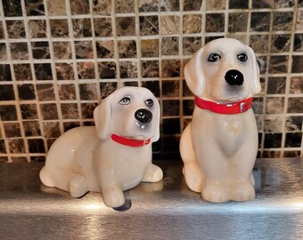 Perro amarillo de cerámica vintage con juego de salero y pimentero de cuello rojo