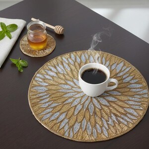 Dessous de verre rond en perles faites main or blanc, décoration de table florale blanche, sets de table en perles de verre, chemin de table, cadeau personnalisé, cadeau d'anniversaire