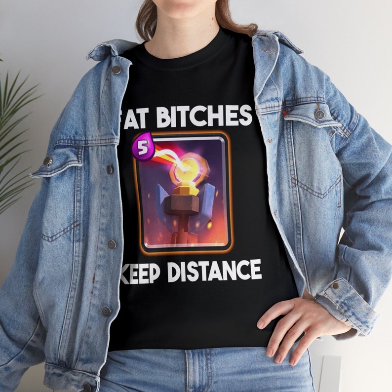 Fette Bches halten Abstand Unisex T-Shirt Clash Royale Shirt/ Meme Shirt/ Gym Shirt/ Lustiges Shirt/ Gaming Shirt/ Gedrucktes Grafikdesign Bild 5