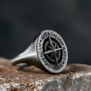 Anillo estoico "Aut Viam Inveniam" (refrán en latín: "Encontraré el camino"), anillo de sello de plata esterlina grabado para hombre.