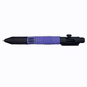 Könnte beinhalten: Ein einziehbarer Kugelschreiber mit schwarzem Gehäuse und einem strukturierten violetten Griffbereich. Der Stift verfügt über einen schwarzen Taschenclip und einen mechanischen Druckknopf am Ende, mit einer silberfarbenen Metallspitze vorne.