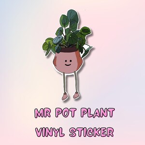 Puede incluir: Una pegatina de vinilo con una ilustración de dibujos animados de una planta en maceta con una cara sonriente y piernas. El texto "MR POT PLANT VINYL STICKER" está impreso debajo de la imagen.