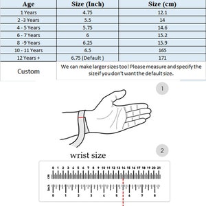 Op de afbeelding: Een armbandmaattabel met metingen in inches en centimeters. De tabel toont de aanbevolen armbandmaat voor verschillende leeftijdsgroepen, van 1 jaar tot 12 jaar en ouder. De tabel bevat ook een sectie voor aangepaste maten. De afbeelding bevat een diagram dat laat zien hoe je je polsmaat meet.