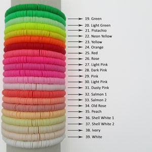 Pode incluir: Uma pilha de 20 pulseiras coloridas feitas de pequenas contas redondas. As pulseiras est&atilde;o organizadas por cor, come&ccedil;ando com verde e terminando com branco. As cores incluem verde, verde claro, pistache, amarelo neon, amarelo, laranja, vermelho, rosa, rosa claro, rosa escuro, rosa, rosa claro, rosa p&oacute;, salm&atilde;o, rosa antigo, p&ecirc;ssego, branco concha, marfim e branco.