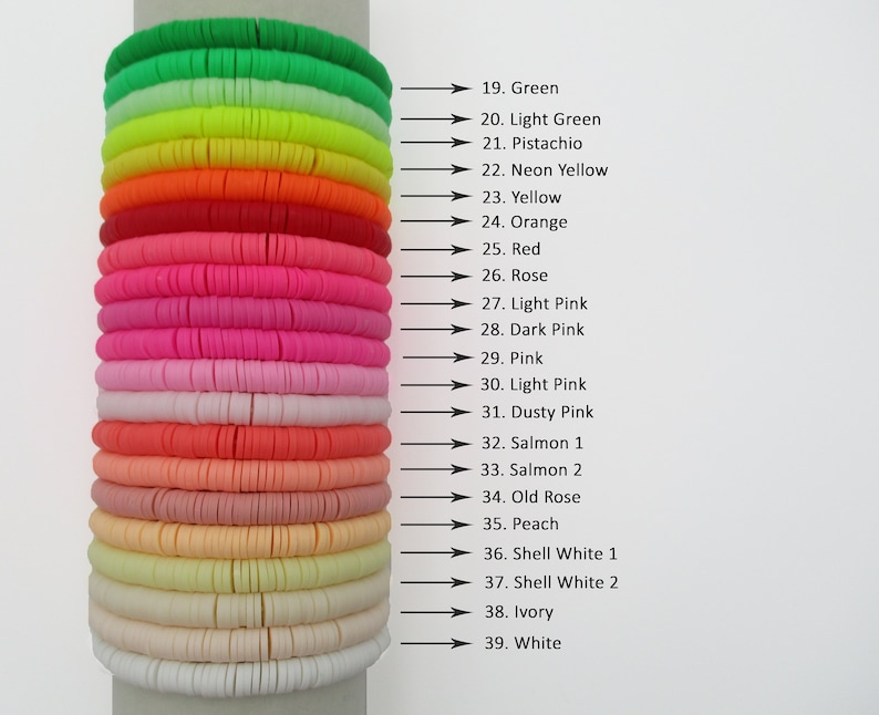 Pode incluir: Uma pilha de 20 pulseiras coloridas feitas de pequenas contas redondas. As pulseiras est&atilde;o organizadas por cor, come&ccedil;ando com verde e terminando com branco. As cores incluem verde, verde claro, pistache, amarelo neon, amarelo, laranja, vermelho, rosa, rosa claro, rosa escuro, rosa, rosa claro, rosa p&oacute;, salm&atilde;o, rosa antigo, p&ecirc;ssego, branco concha, marfim e branco.